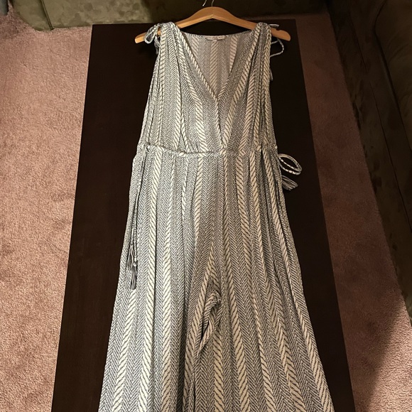 Pants jumpsuit, white and navy, with pockets. - Picture 2 of 2